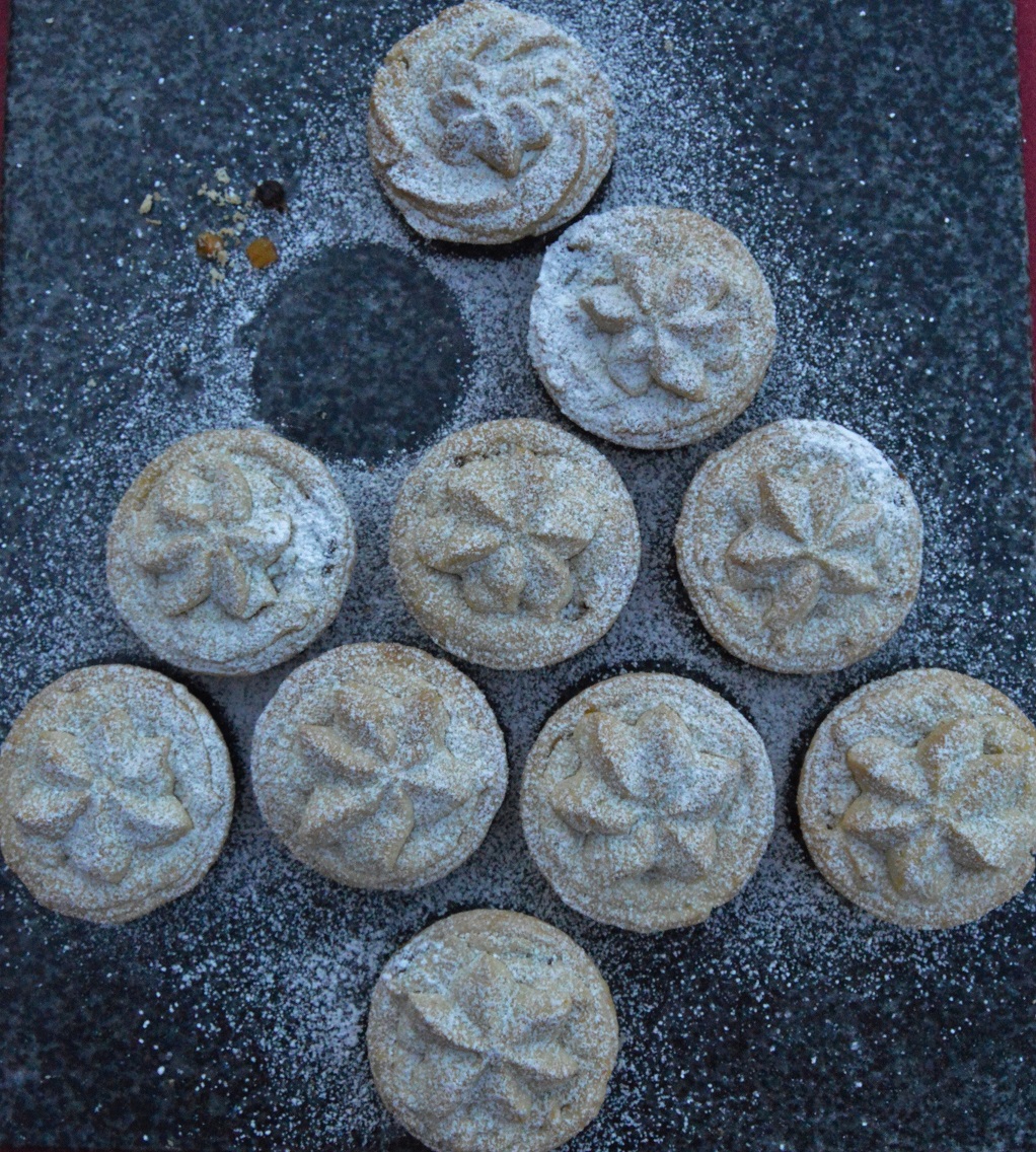 Mince pies with pistachio Viennese biscuit&nbsp;topping
