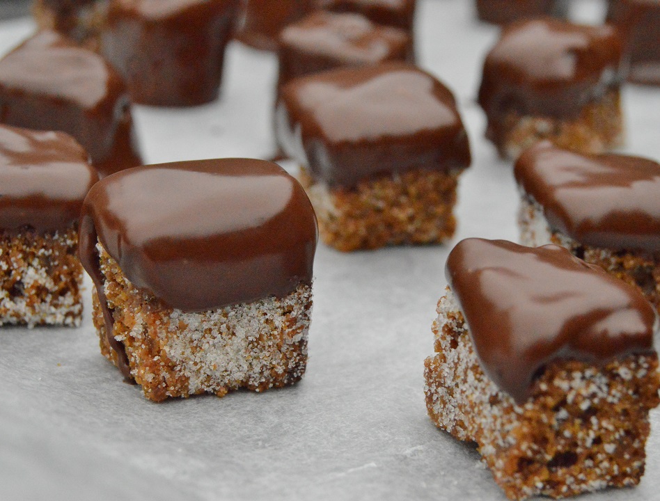Crispy gingerbread cake&nbsp;bites