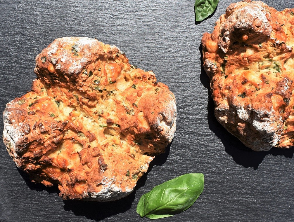 Basil & roasted garlic soda&nbsp;bread