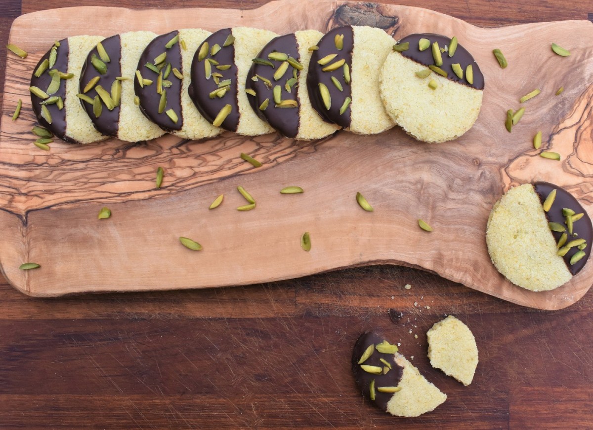 Almond & pistachio&nbsp;shortbreads